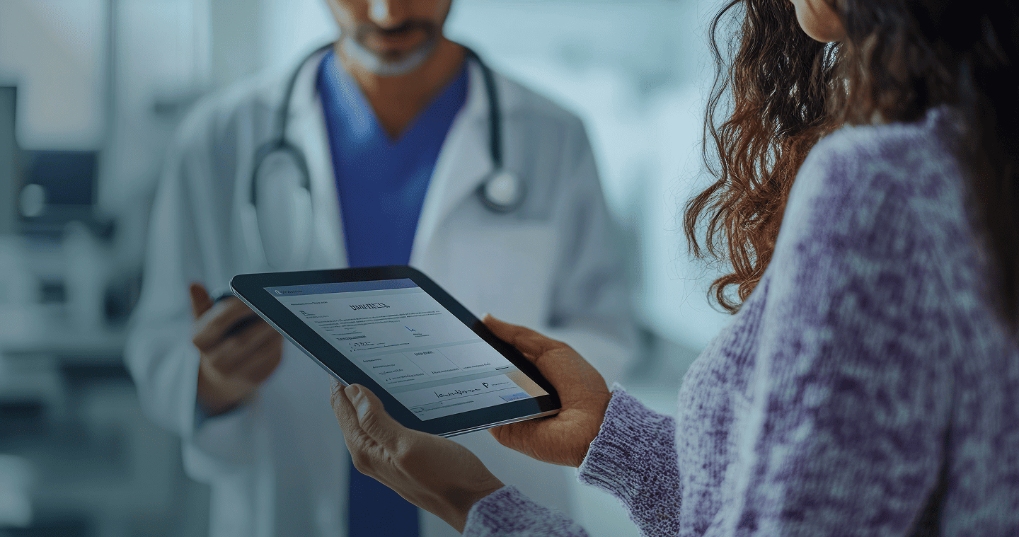Doctor mostrando exámenes en una tablet a paciente